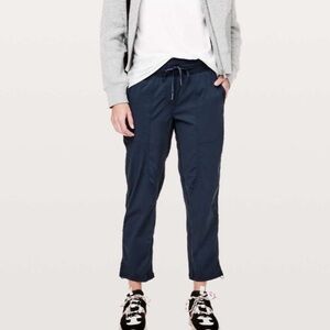 Lululemon Dance Studio Crop *25” joggers in True Navy